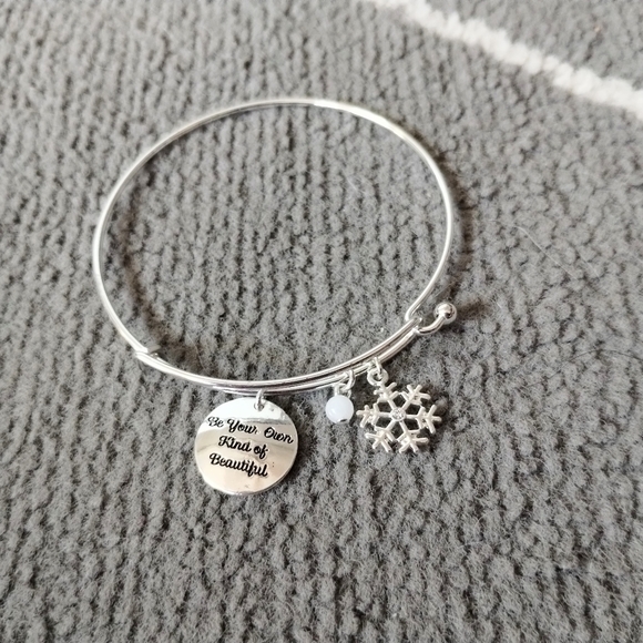 Avon Precious Charms Christmas Time Winter Themed Snowflake Bangle Bracelet - Picture 15 of 16